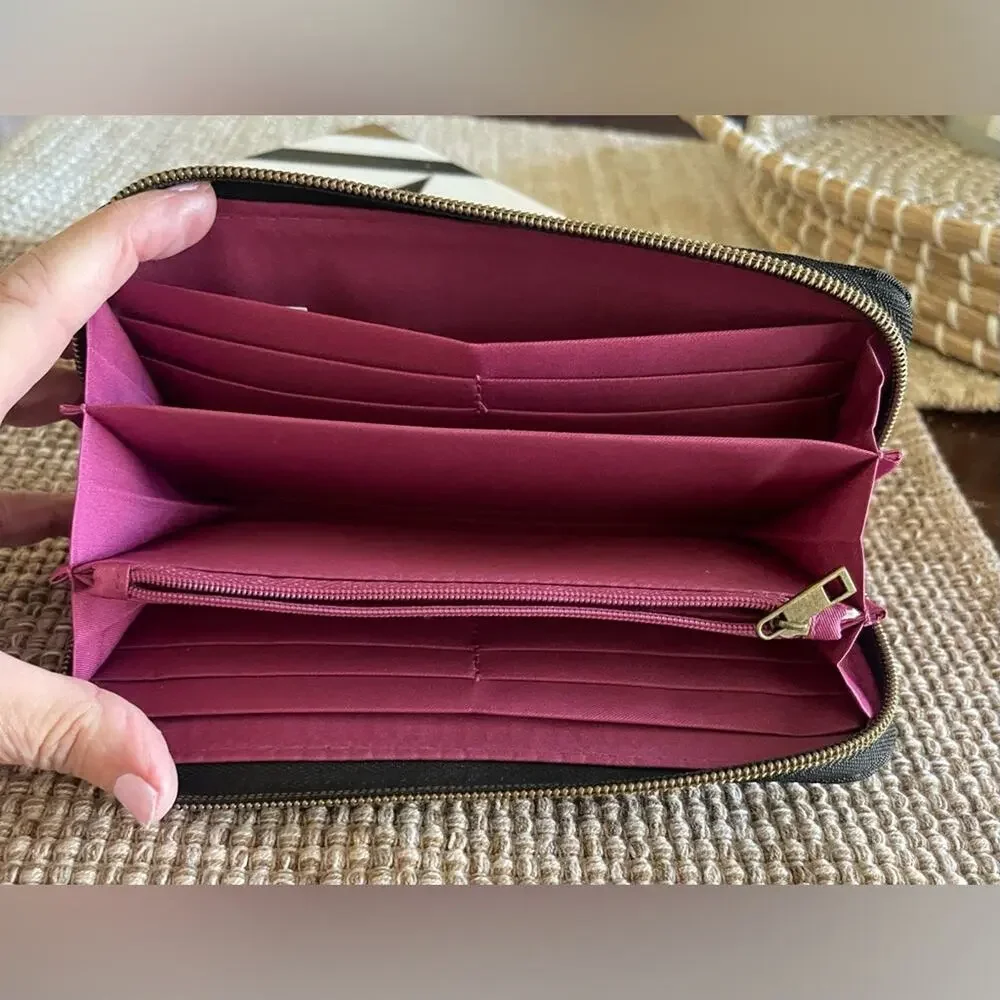 Travelon Black wallet with Gold